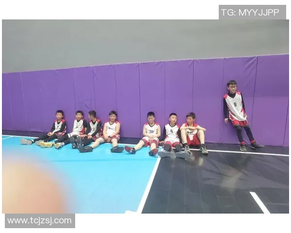 小男孩在篮球场上挥洒汗水展现拼搏精神与青春活力的动人瞬间